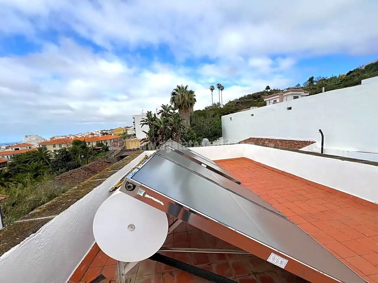 Vista exterior de Casa o xalet en venda en Icod de los Vinos amb Jardí privat, Terrassa i Piscina