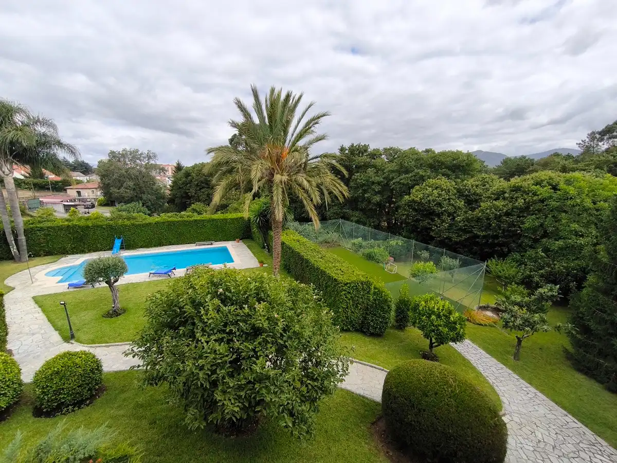 Piscina de Casa o chalet en venta en Vilagarcía de Arousa con Calefacción, Jardín privado y Parquet