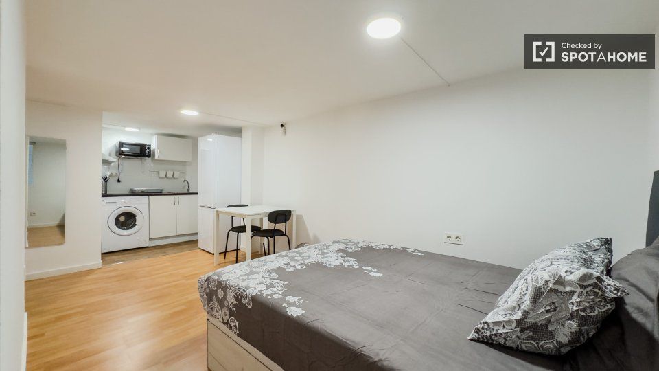 Habitación de Piso de alquiler en  Barcelona Capital con Aire acondicionado, Calefacción y Amueblado