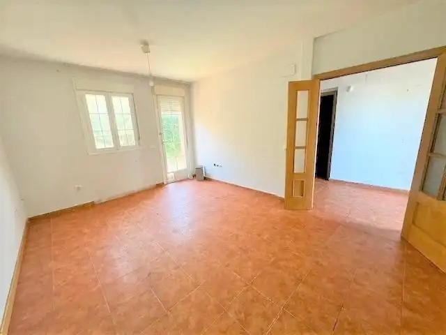 Sala d'estar de Casa adosada en venda en Hormigos amb Jardí privat i Terrassa