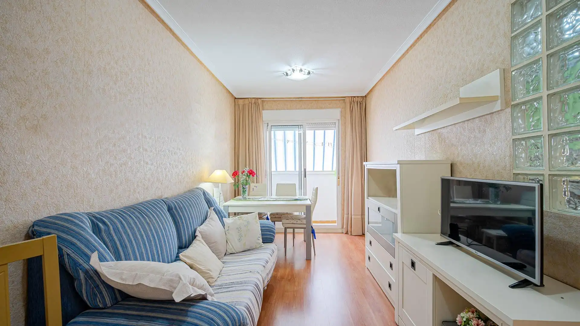 Dormitori de Apartament en venda en Torrevieja amb Moblat i Balcó