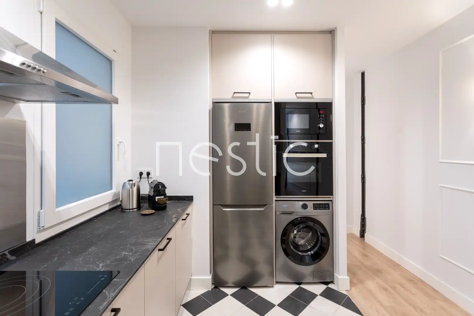 Cuina de Apartament de lloguer en Madrid amb Aire condicionat, Calefacció i Moblat