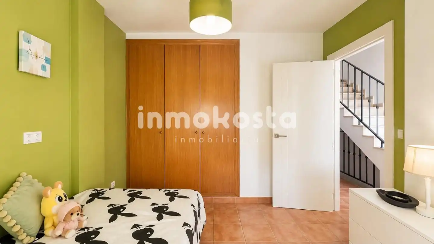 Dormitori de Casa adosada en venda en La Nucia amb Aire condicionat, Jardí privat i Terrassa