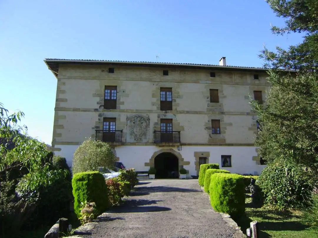 Außenansicht von Gebäude zum Verkauf in Mallabia