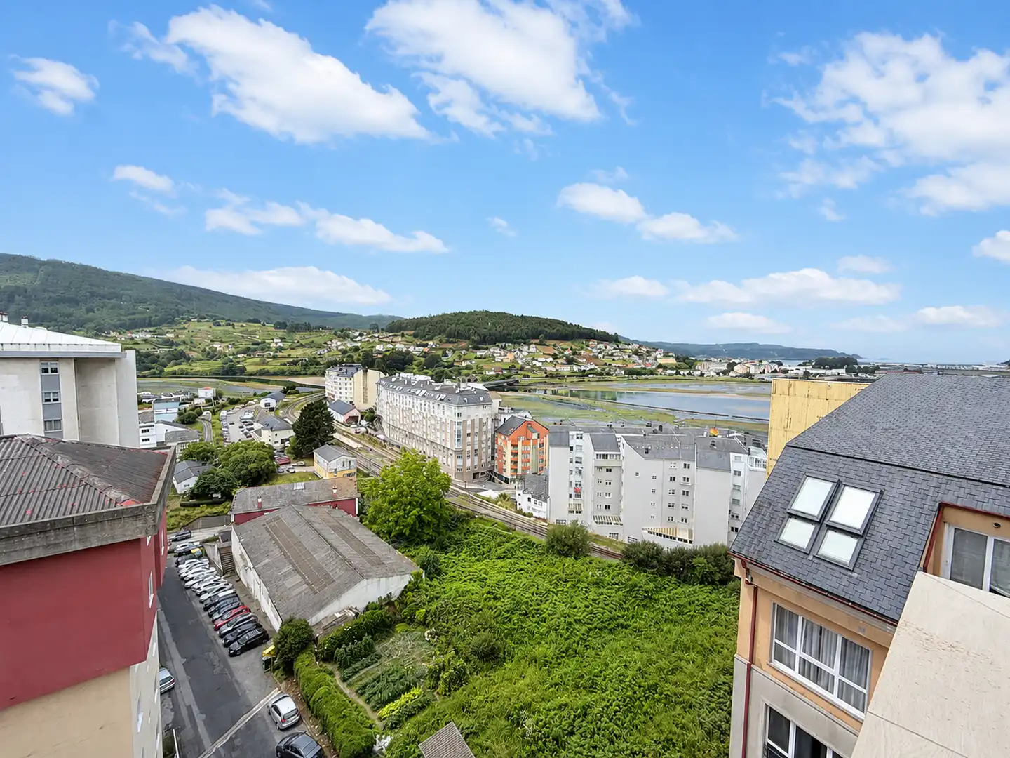 Vista exterior de Ático en venta en Viveiro con Calefacción, Terraza y Trastero