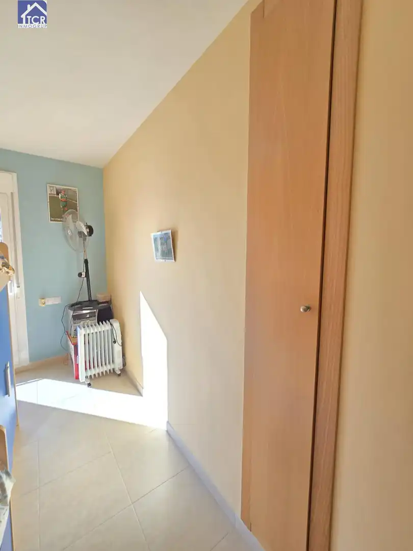 Wohnung zum Verkauf in Camarles mit Klimaanlage, Balkon und Gemeinschaftspool