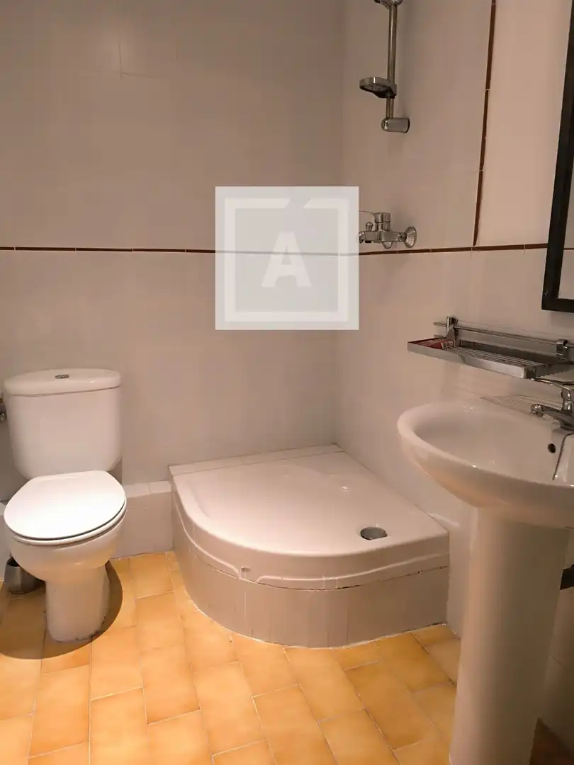 Baño de Casa adosada en venta en Población de Arroyo con Aire acondicionado, Calefacción y Jardín privado