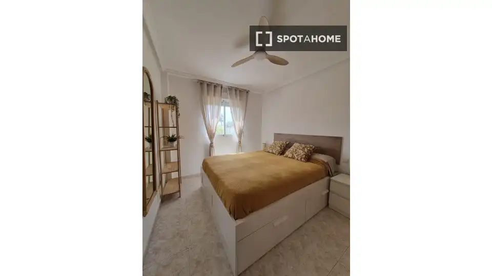 Dormitori de Apartament per a compartir en Santa Pola amb Aire condicionat, Terrassa i Moblat