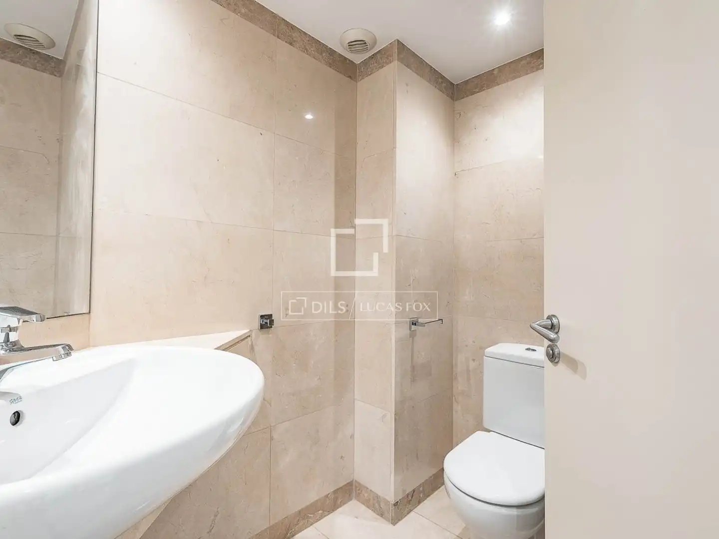 Badezimmer von Wohnung zum Verkauf in Barcelona mit Klimaanlage, Heizung und Abstellraum