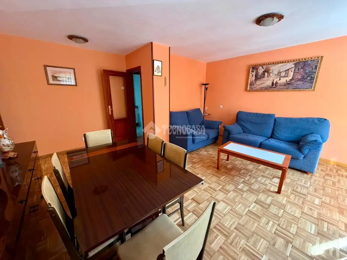 Sala de estar de Piso en venta en León Capital  con Calefacción, Parquet y Trastero