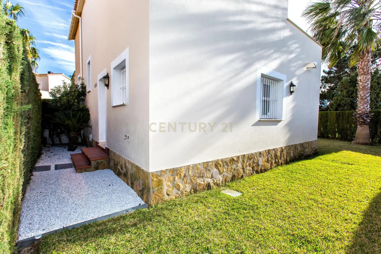 Außenansicht von Einfamilien-Reihenhaus zum Verkauf in Oliva mit Klimaanlage, Privatgarten und Ofen