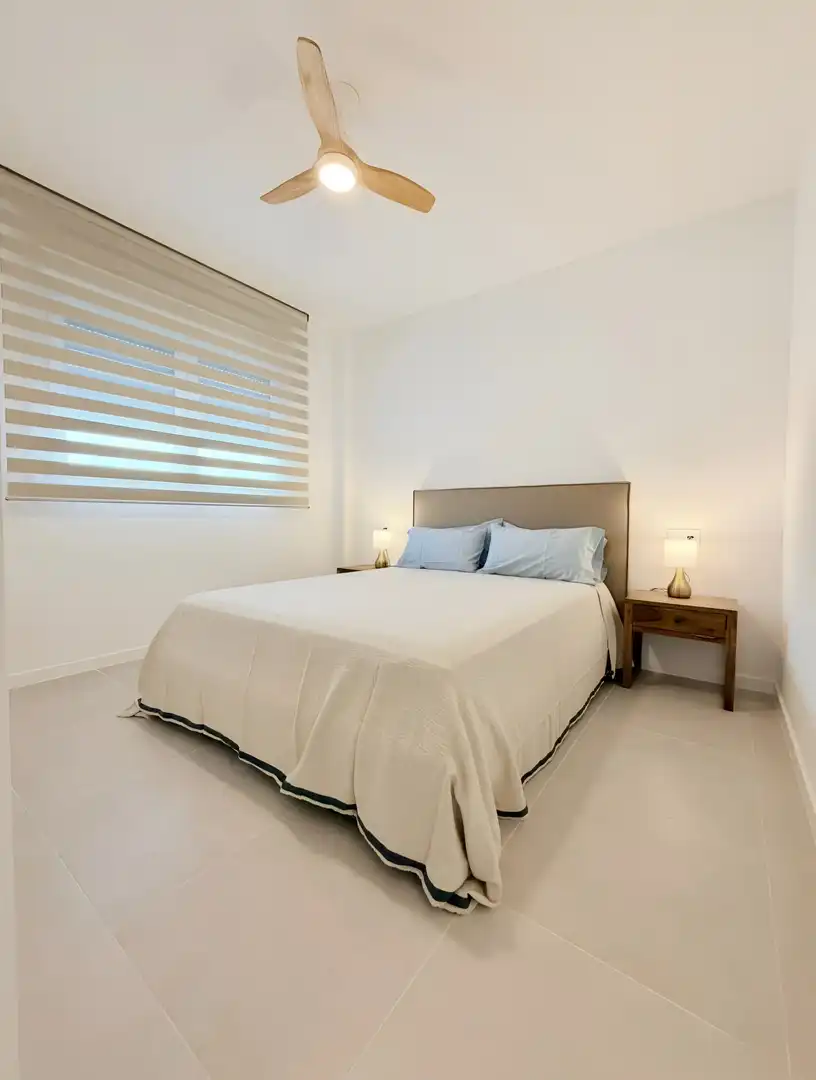 Habitación de Apartamento de alquiler en Estepona con Aire acondicionado, Terraza y Piscina