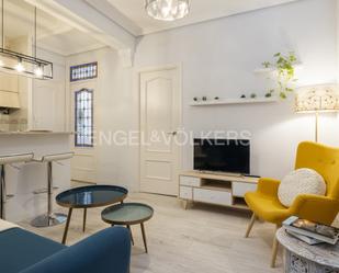 Sala d'estar de Apartament de lloguer en  Madrid Capital amb Aire condicionat, Calefacció i Moblat