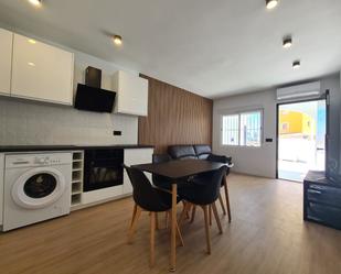 Sala d'estar de Casa adosada en venda en Torrevieja amb Aire condicionat, Terrassa i Balcó