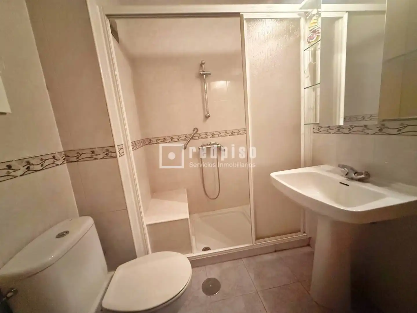 Baño de Piso en venta en Guadalajara con Calefacción, Terraza y Amueblado