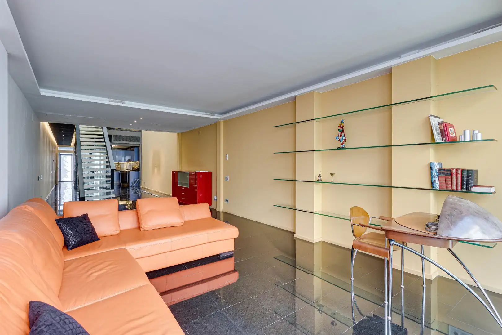 Sala de estar de Casa adosada en venta en Barcelona con Aire acondicionado, Calefacción y Jardín privado