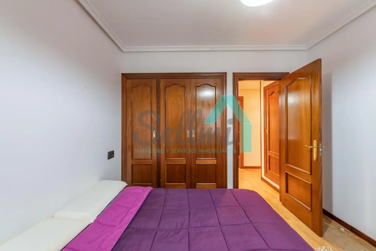 Dormitori de Pis de lloguer en Oviedo  amb Calefacció, Parquet i Terrassa