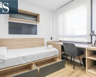 Dormitori de Apartament de lloguer en  Madrid Capital amb Aire condicionat, Terrassa i Balcó