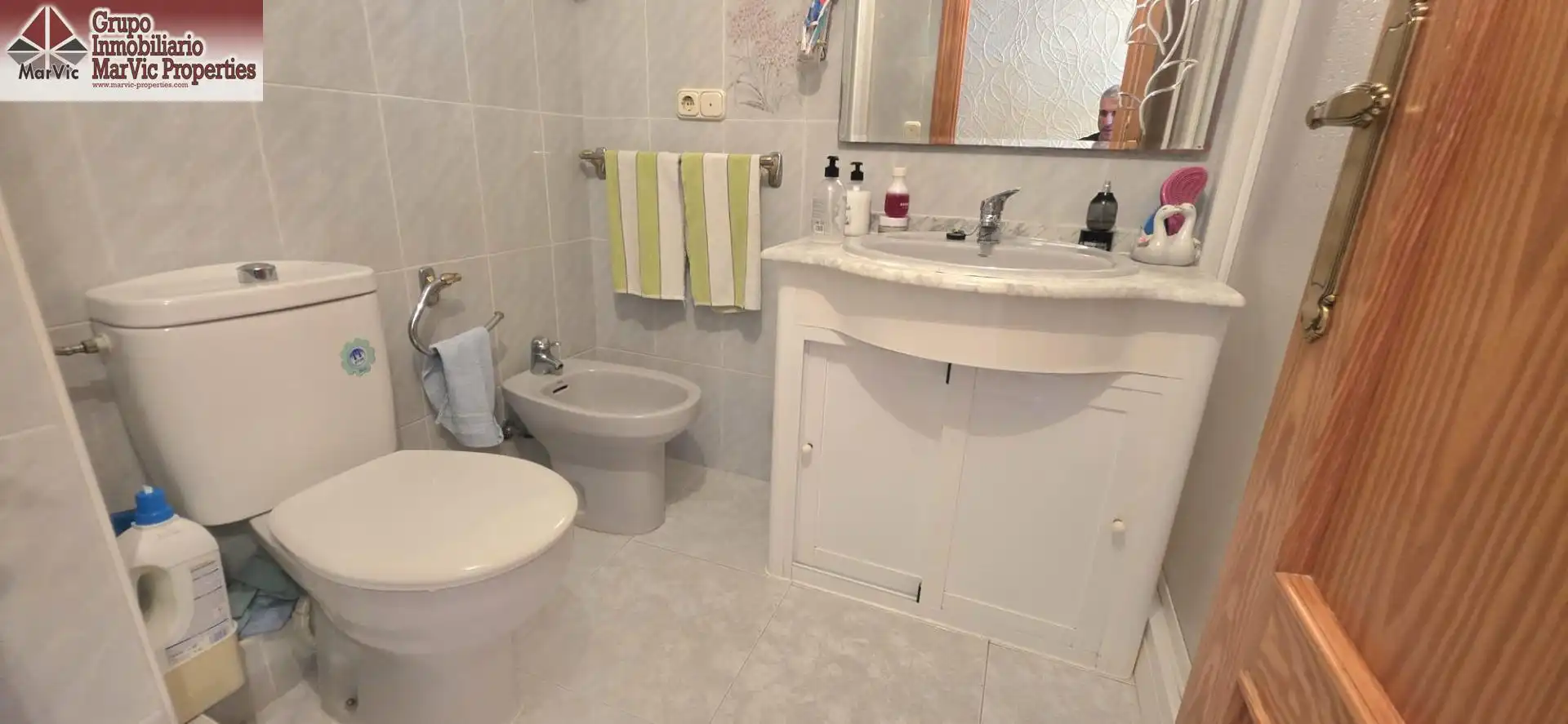Baño de Apartamento en venta en Benidorm con Aire acondicionado, Jardín privado y Amueblado