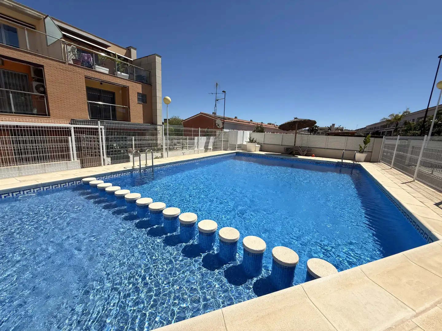 Piscina de Casa adosada en venda en Torrent amb Terrassa, Balcó i Piscina comunitària
