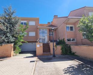 Vista exterior de Casa adosada en venda en Simancas amb Calefacció, Jardí privat i Piscina comunitària