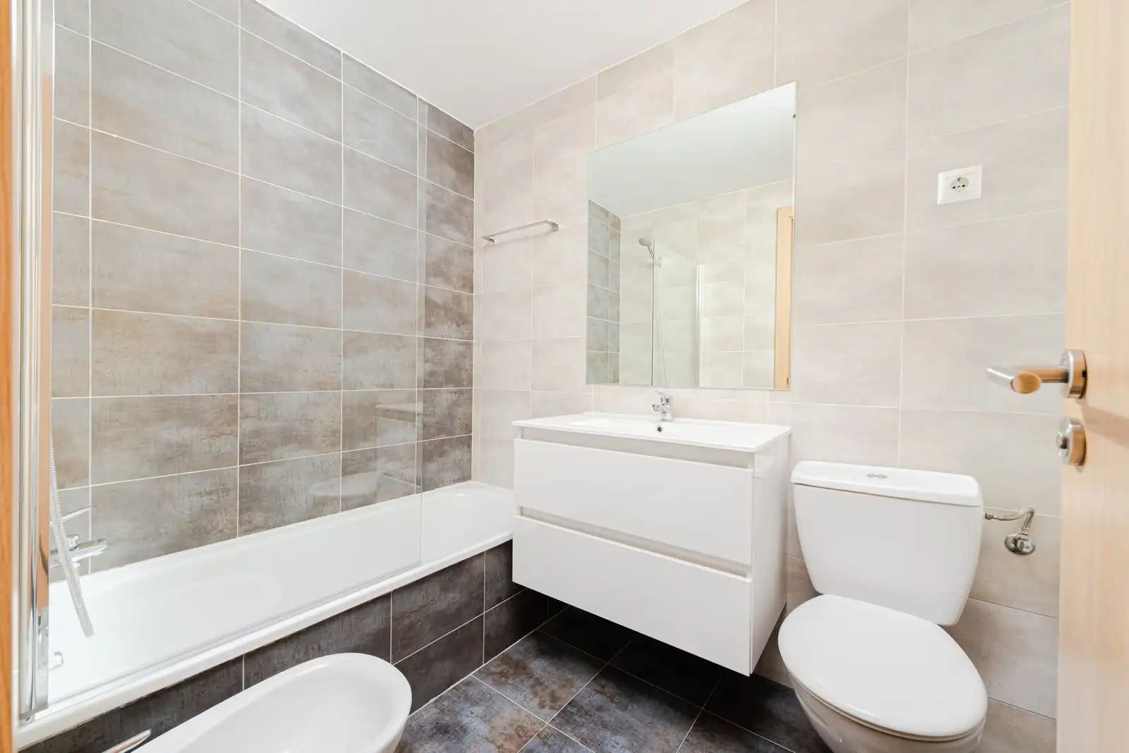 Bathroom of Flat for rent in Torrejón de Ardoz  with Parquet flooring, Terrace and Storage room