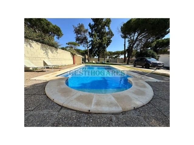 Piscina de Casa o xalet en venda en Chiclana de la Frontera amb Jardí privat i Piscina comunitària