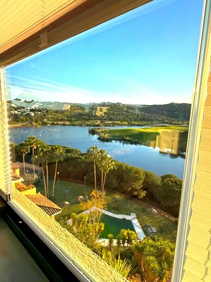 Vista exterior de Àtic en venda en Sotogrande amb Aire condicionat, Terrassa i Traster