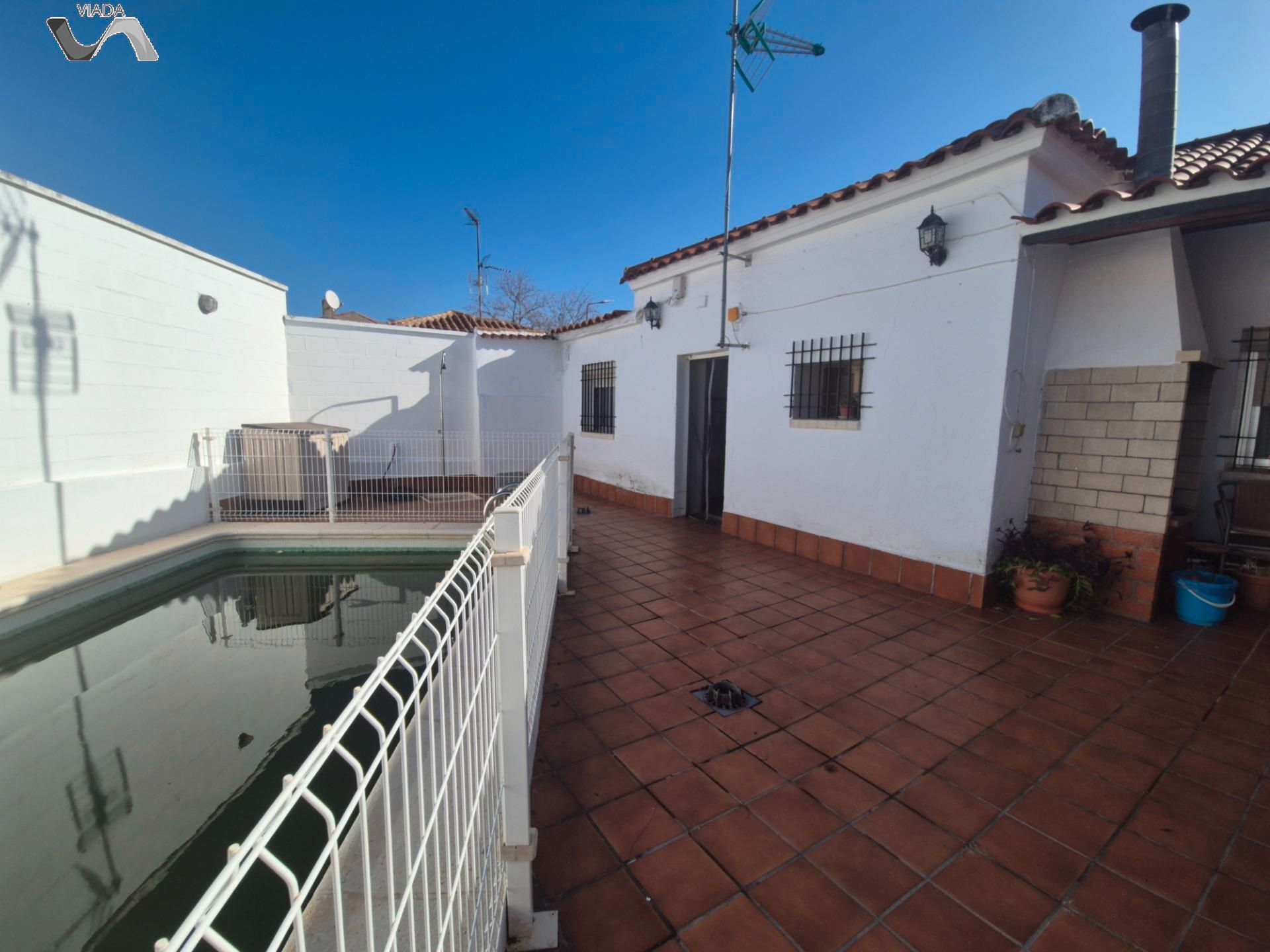 Exterior view of House or chalet for sale in Puertollano  with Air Conditioner, Storage room and Swimming Pool