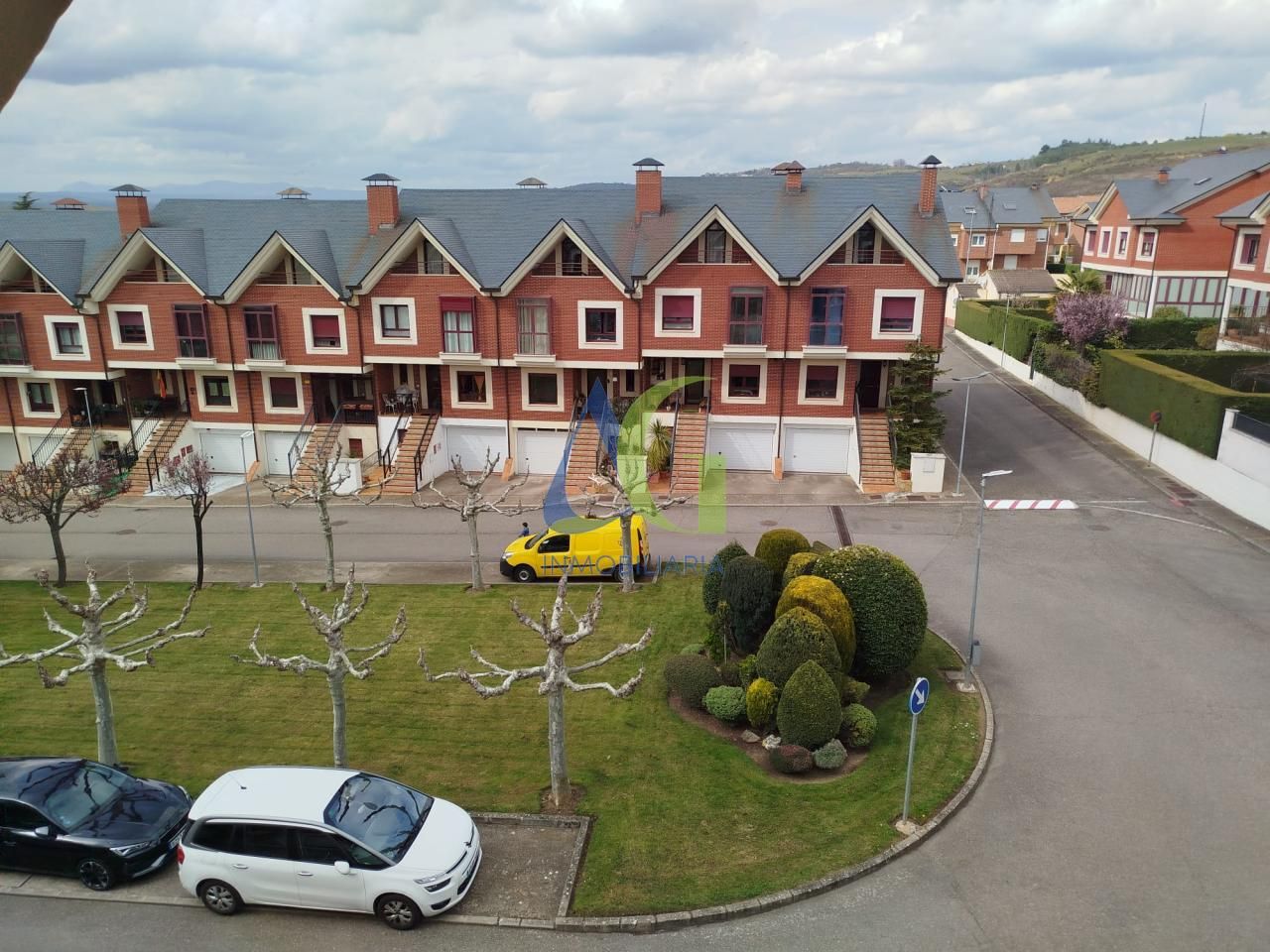 Vista exterior de Casa adosada en venda en Sariegos amb Calefacció, Jardí privat i Parquet