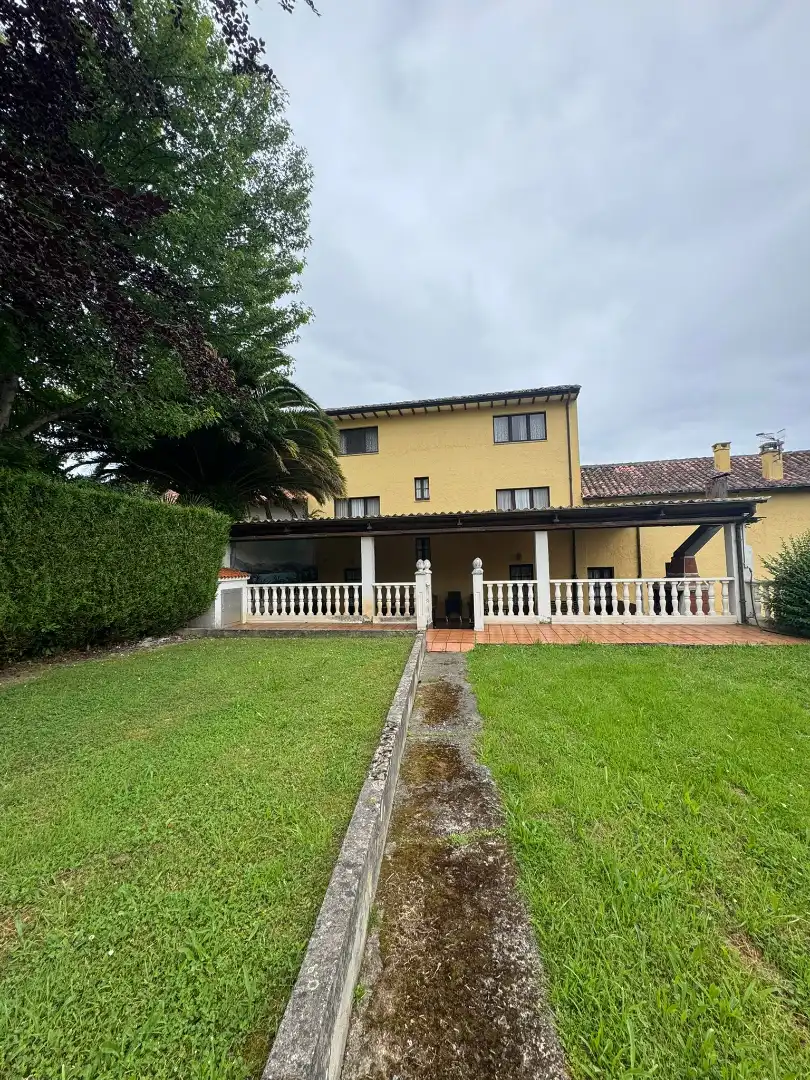 Vista exterior de Casa adosada en venda en Llanes amb Calefacció, Jardí privat i Parquet