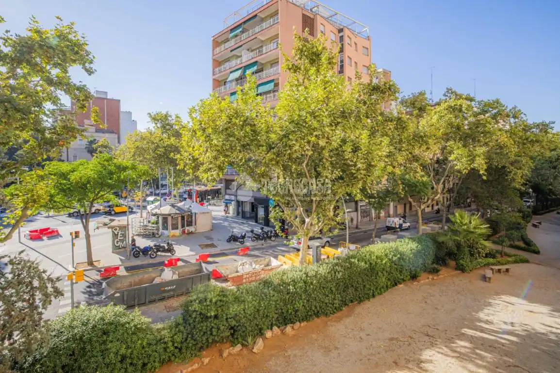 Vista exterior de Piso en venta en Barcelona con Balcón