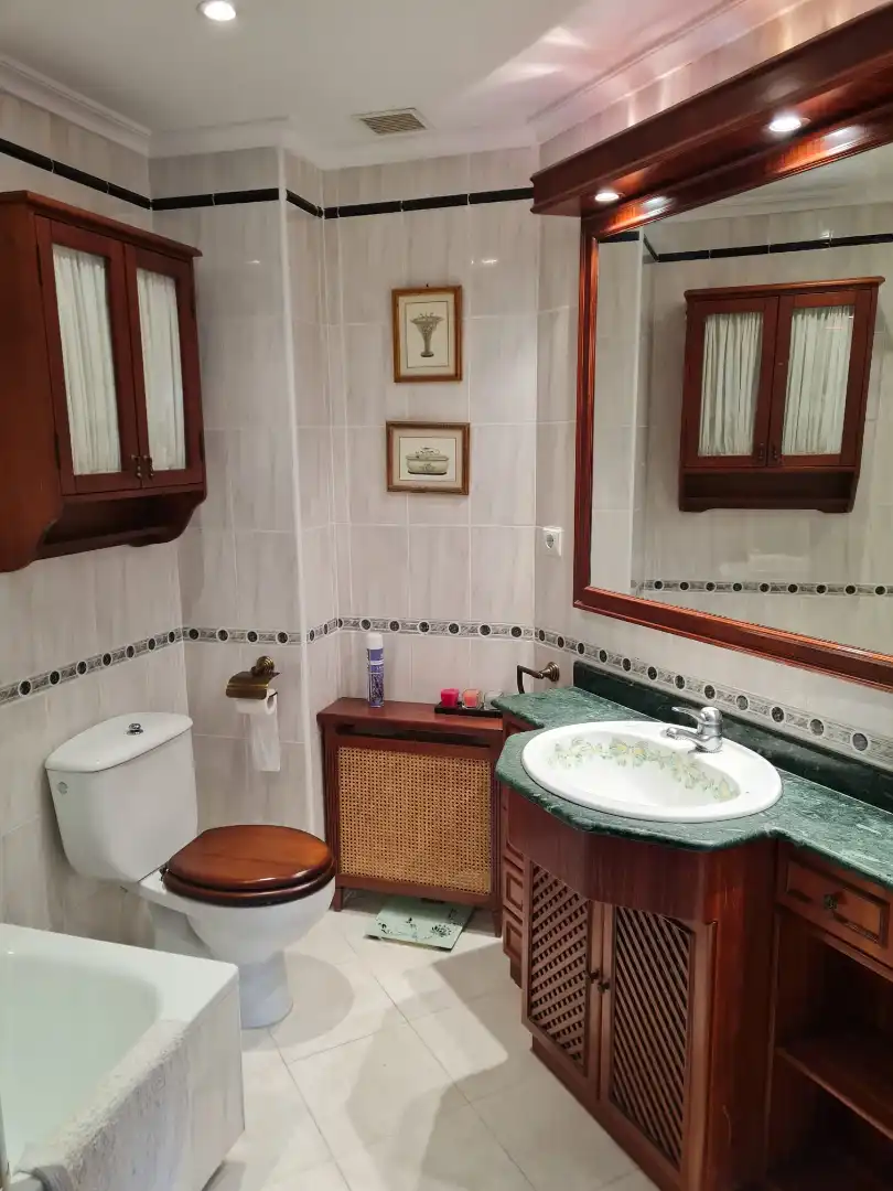 Baño de Piso de alquiler en Castro-Urdiales con Calefacción, Parquet y Amueblado