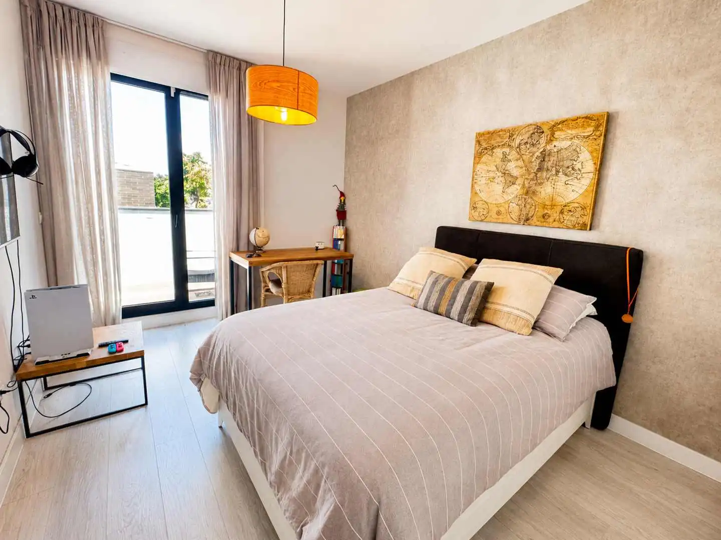 Dormitori de Casa adosada en venda en Sotogrande amb Aire condicionat, Calefacció i Jardí privat