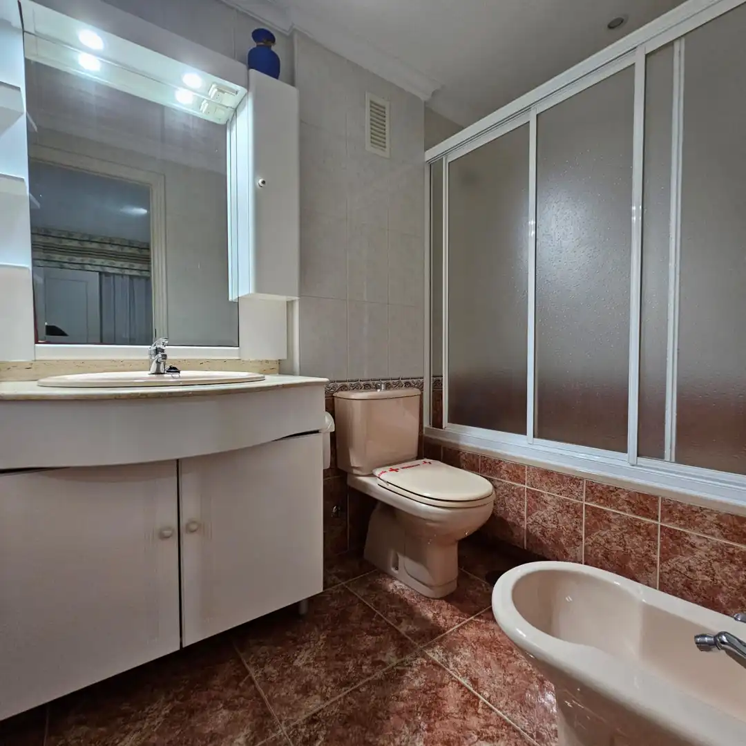 Bany de Apartament de lloguer en La Manga del Mar Menor amb Aire condicionat, Moblat i Balcó