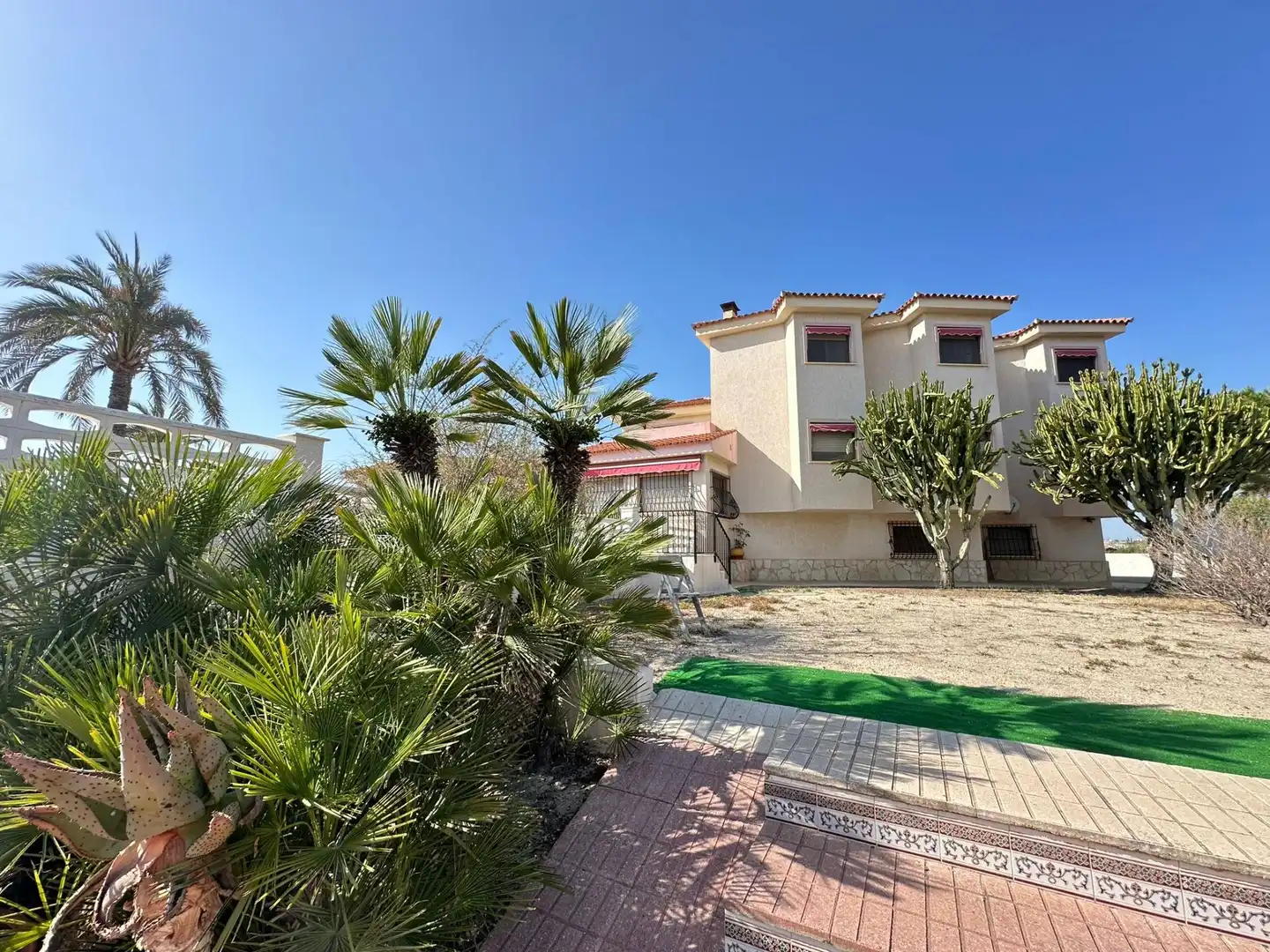 Vista exterior de Casa o xalet en venda en Alicante / Alacant amb Jardí privat, Terrassa i Traster