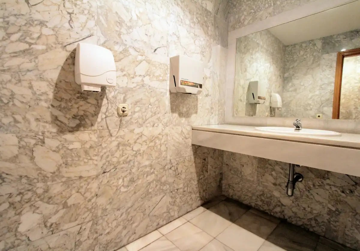 Badezimmer von Büro zum Verkauf in Marbella mit Klimaanlage
