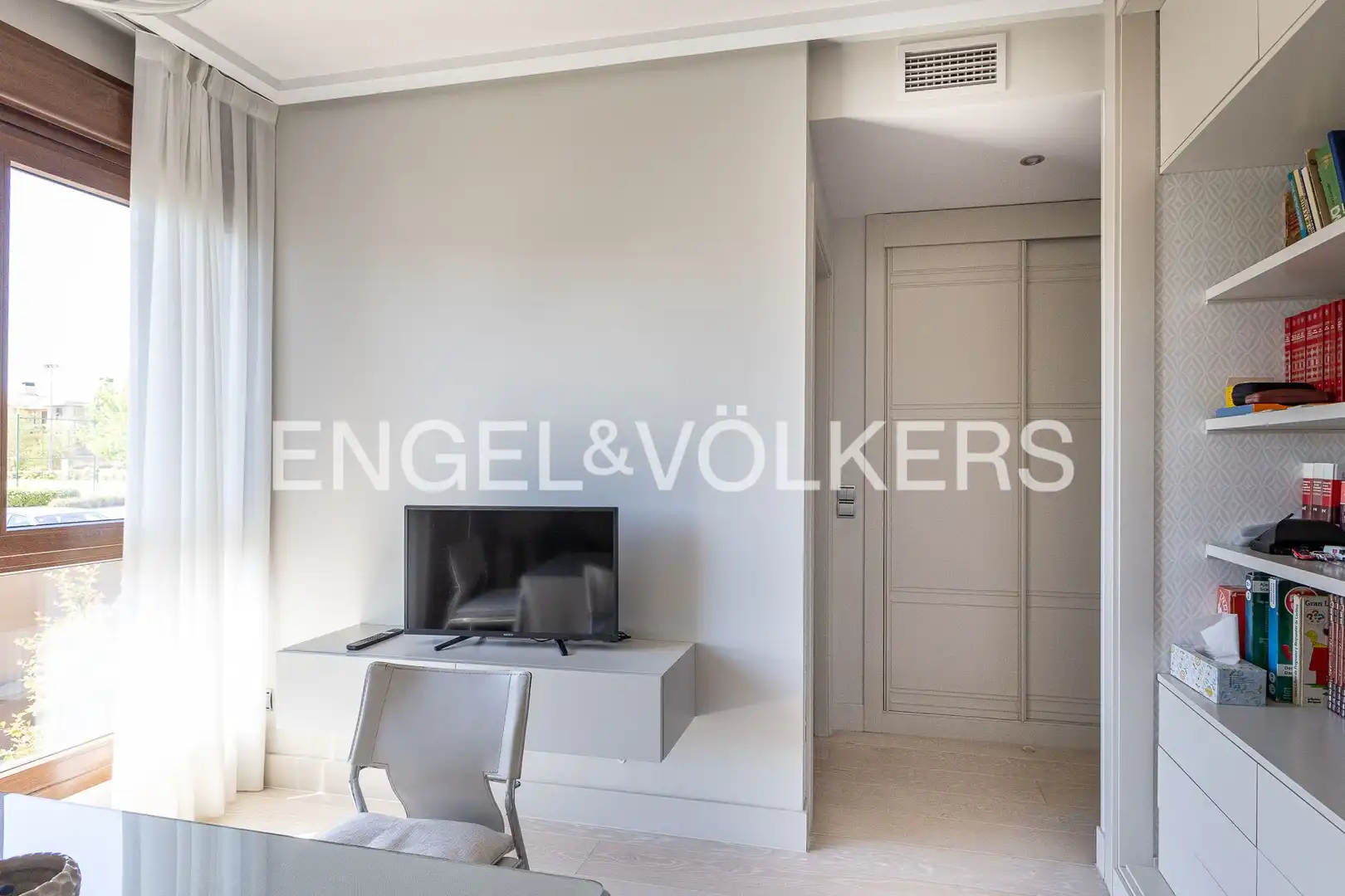 Wohnzimmer von Einfamilien-Reihenhaus zum Verkauf in Majadahonda mit Klimaanlage, Heizung und Privatgarten