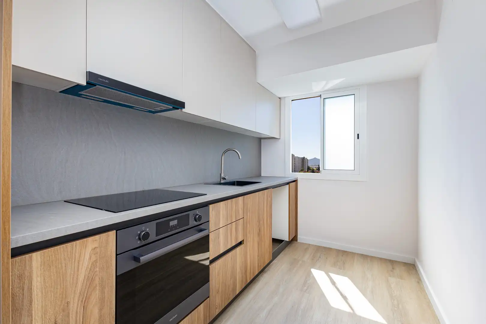 Cocina de Piso en venta en Badia del Vallès con Horno, Balcón y Alarma