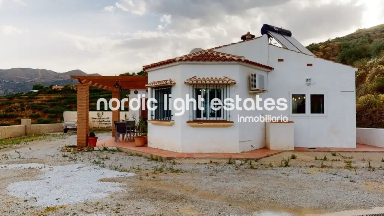 Casa amb piscina en venda a Cómpeta, imagen 3