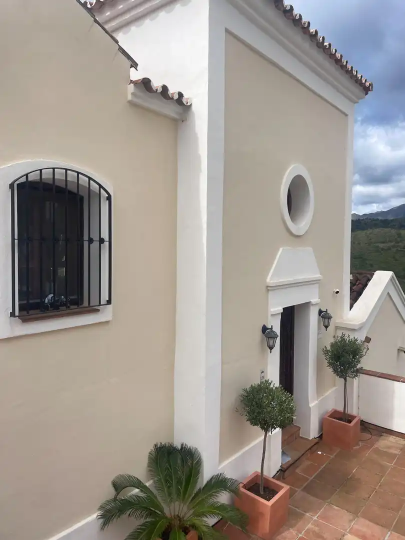 Vista exterior de Casa adosada en venta en Benahavís con Aire acondicionado, Jardín privado y Terraza