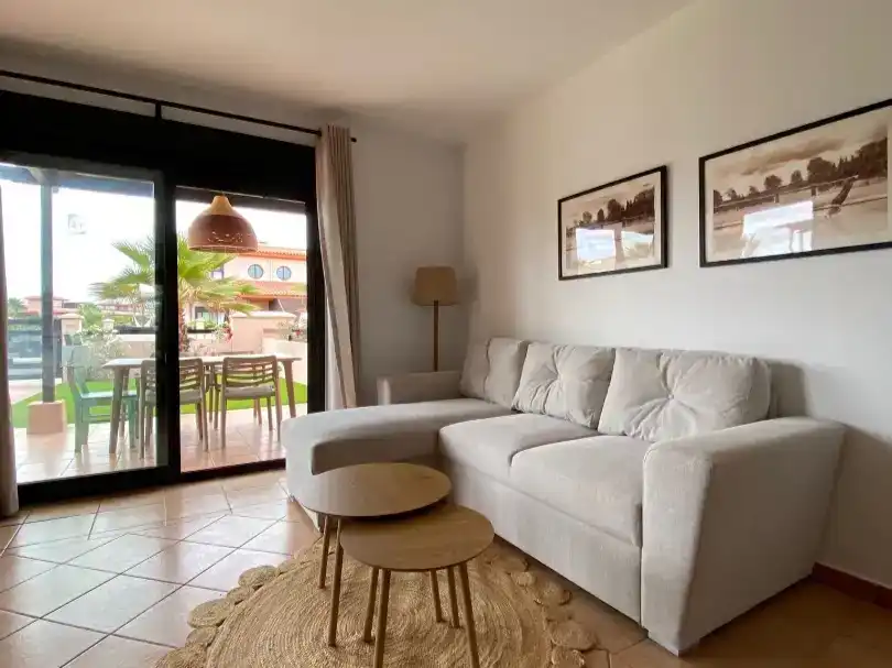Sala d'estar de Casa adosada de lloguer en La Oliva amb Aire condicionat, Jardí privat i Piscina