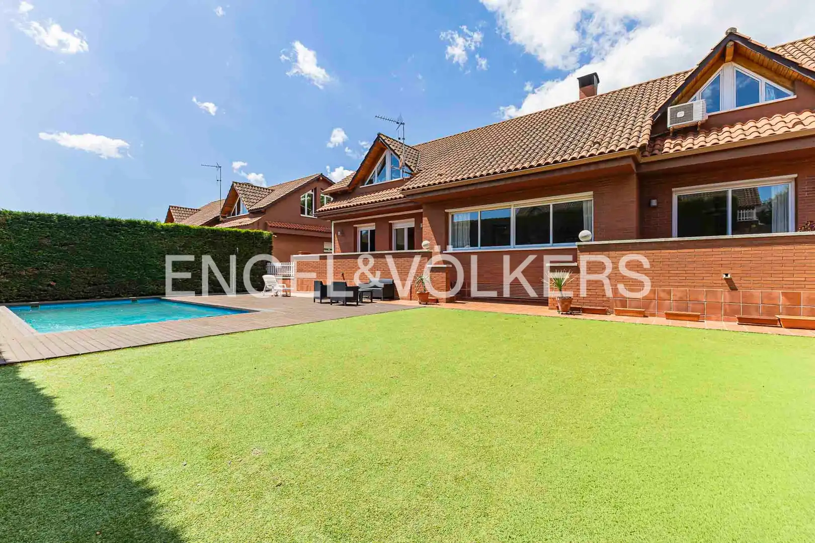 Vista exterior de Casa o xalet en venda en Sant Cugat del Vallès amb Aire condicionat, Calefacció i Jardí privat