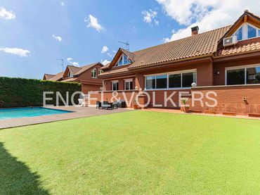 Casa con piscina en venta en Carrer Josep Maria de Sagarra