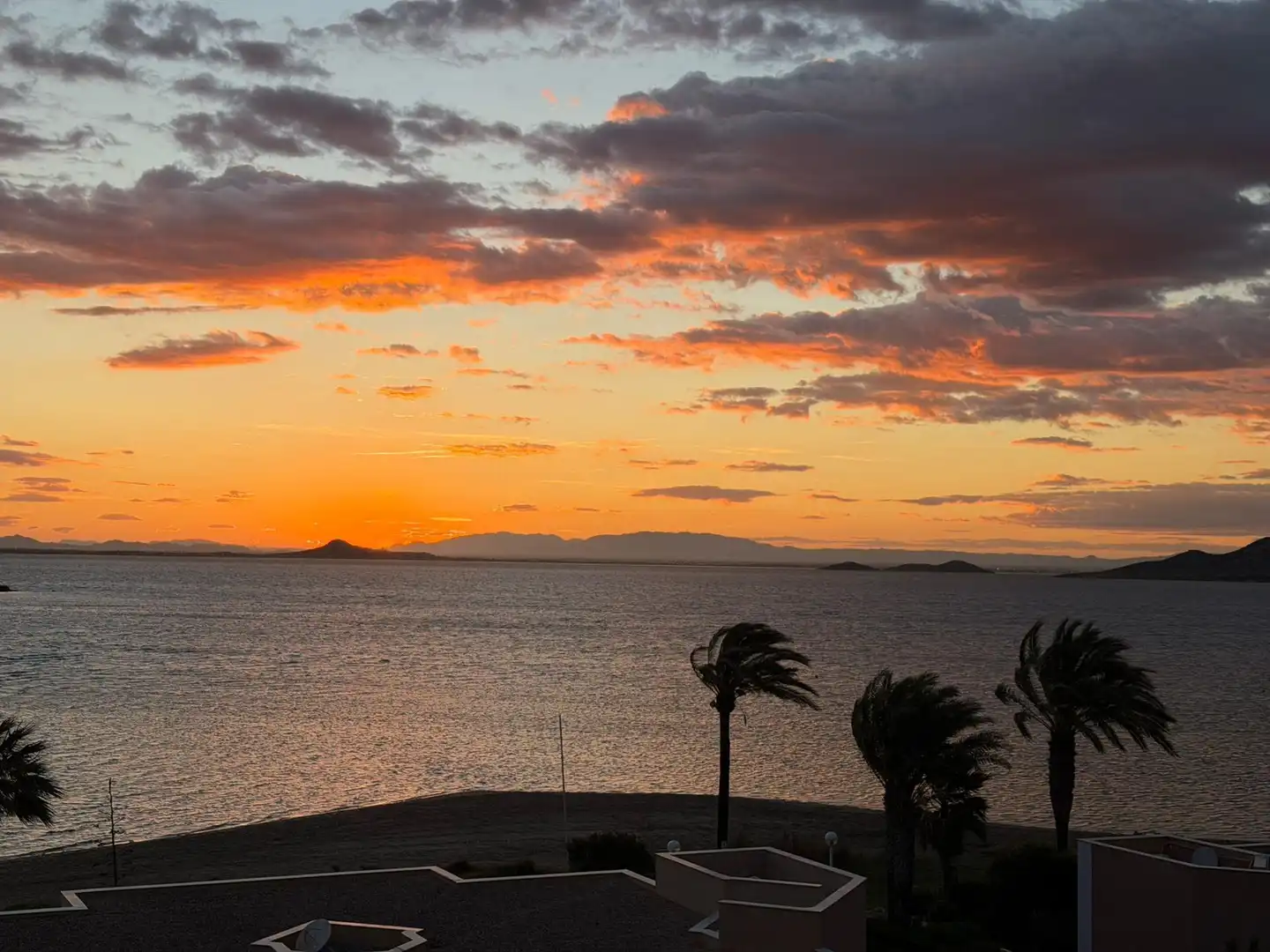 Vista exterior de Àtic en venda en La Manga del Mar Menor amb Jardí privat, Terrassa i Traster