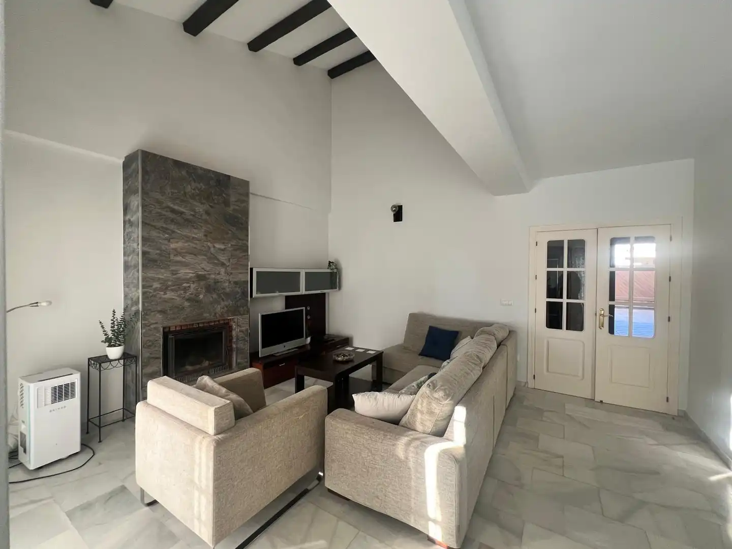 Sala d'estar de Casa o xalet en venda en Los Barrios amb Aire condicionat, Jardí privat i Terrassa