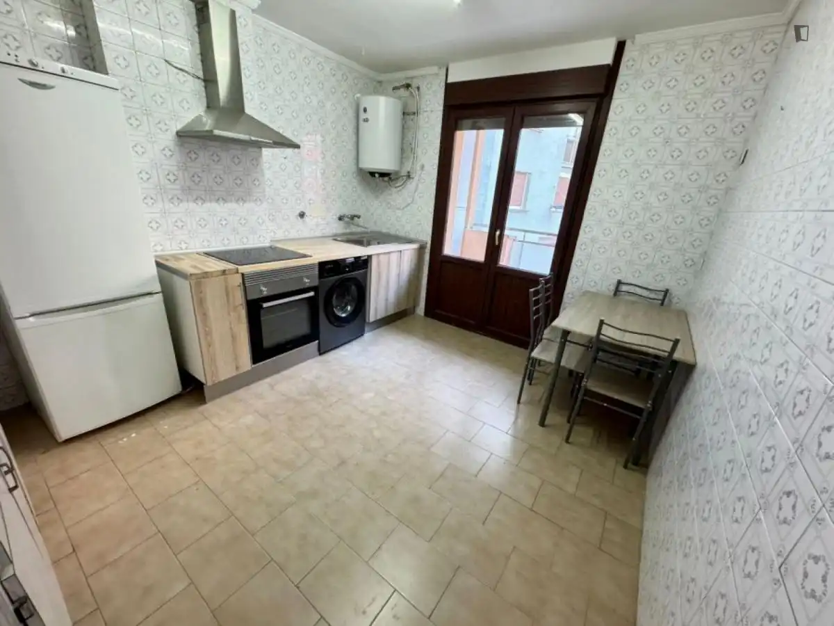 Cuina de Apartament per a compartir en Bilbao  amb Moblat, Forn i Rentadora