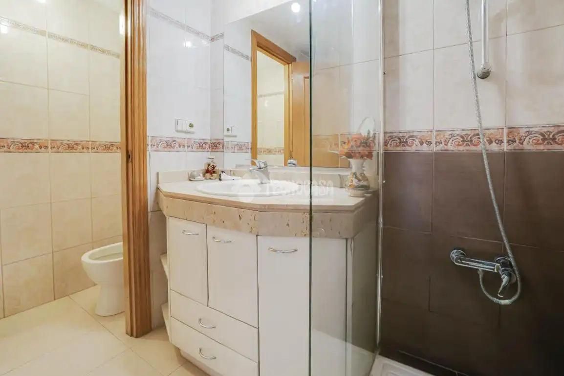 Baño de Casa adosada en venta en Rubí con Aire acondicionado, Calefacción y Amueblado