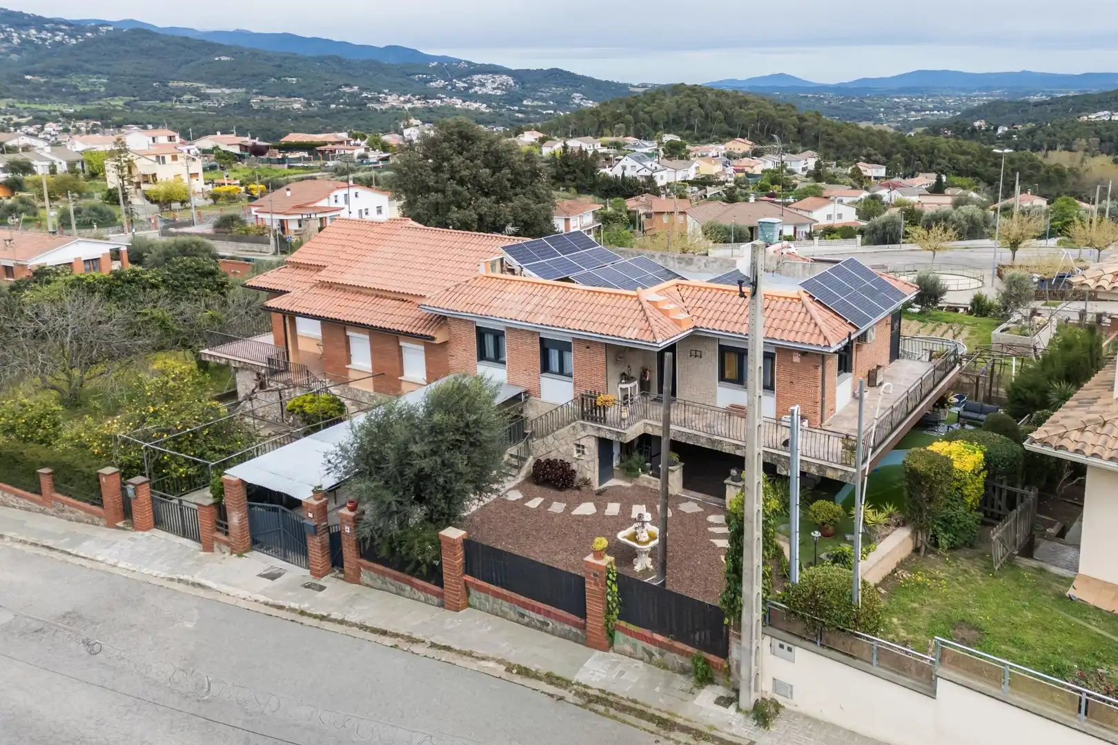 Vista exterior de Casa adosada en venda en Bigues i Riells del Fai amb Aire condicionat, Jardí privat i Terrassa