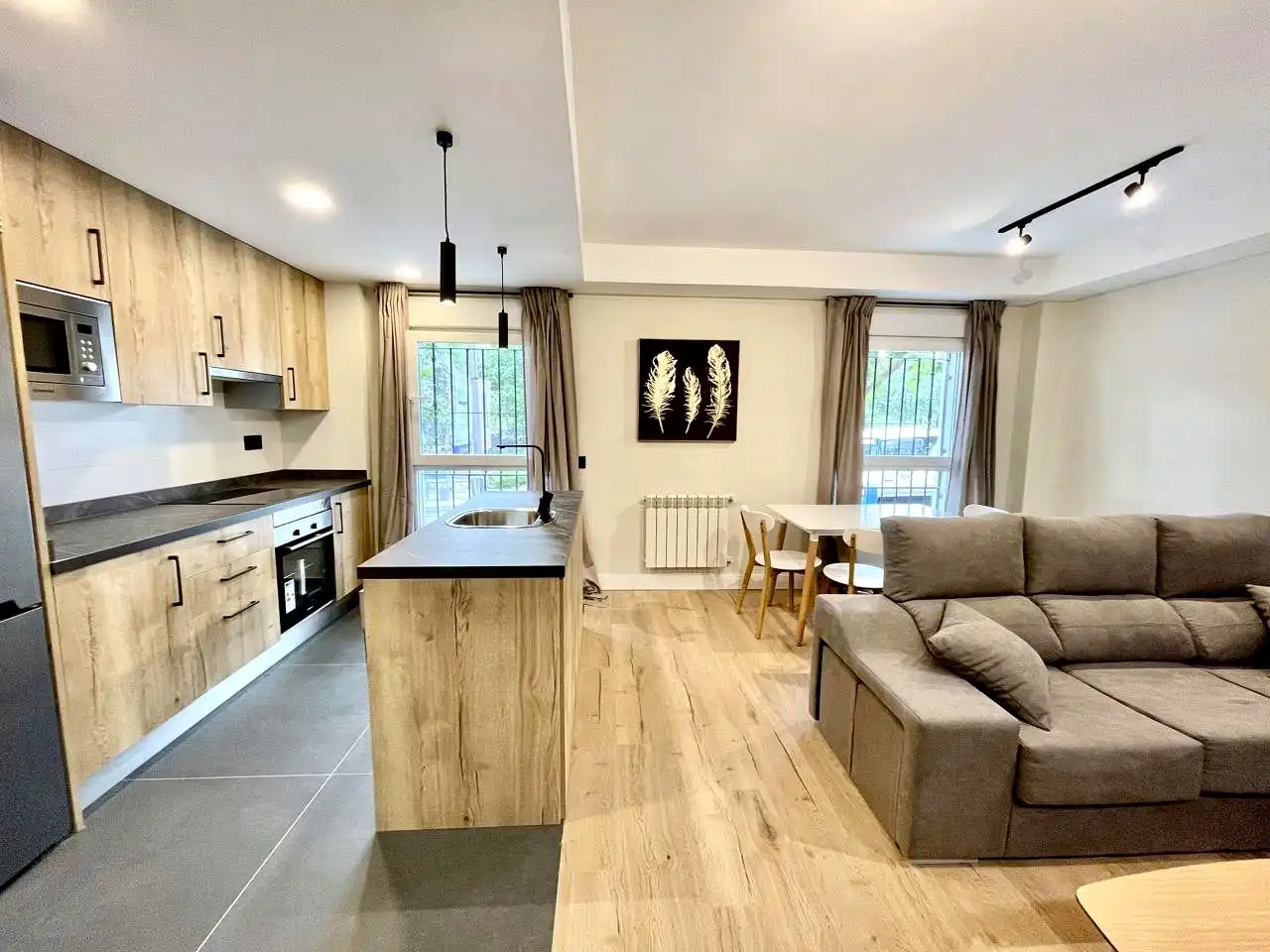 Cuina de Apartament de lloguer en Madrid amb Aire condicionat, Calefacció i Moblat